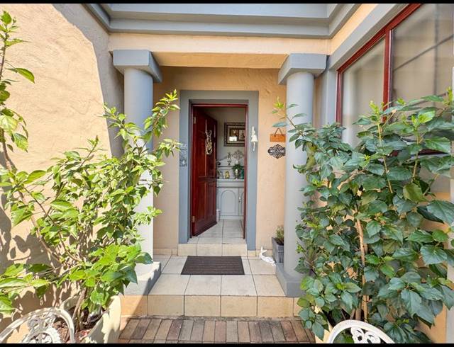 3 BEDROOM TOWNHOUSE FOR SALE IN MIDSTREAM ESTATE